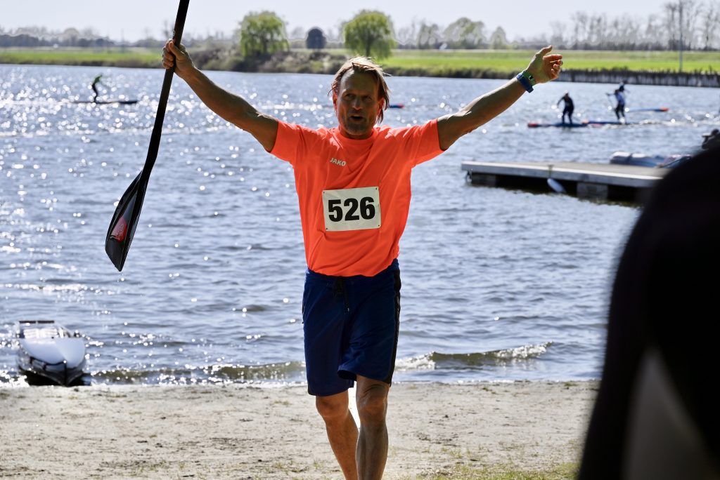Comacchio-2026 Finisher raises his hands