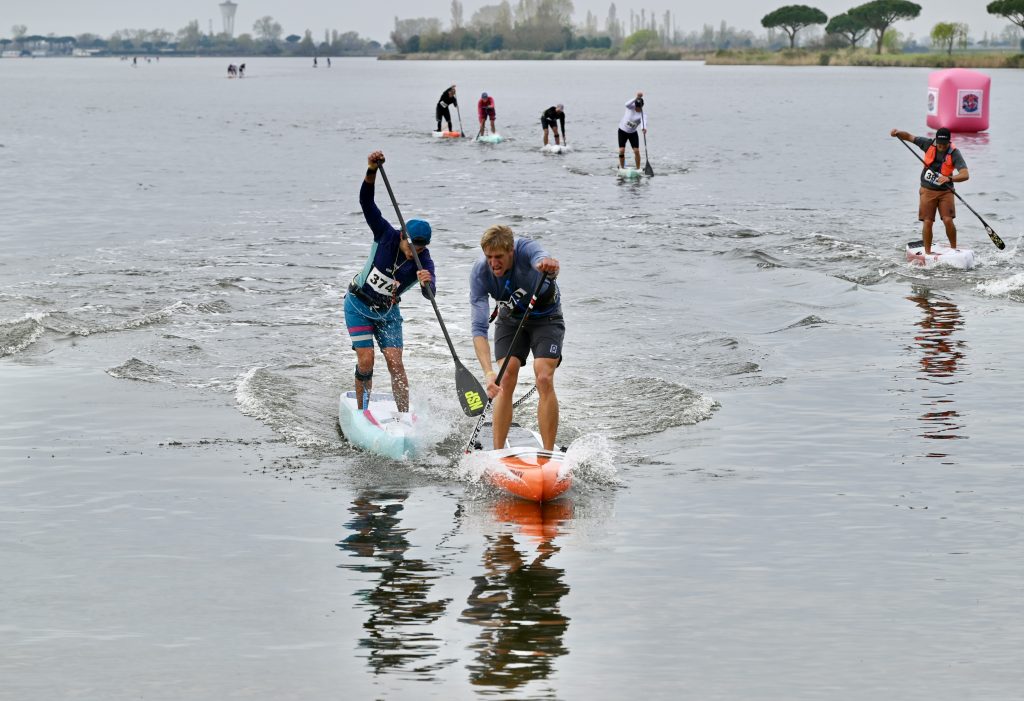 Comacchio-2026 Two paddlers pushing hard